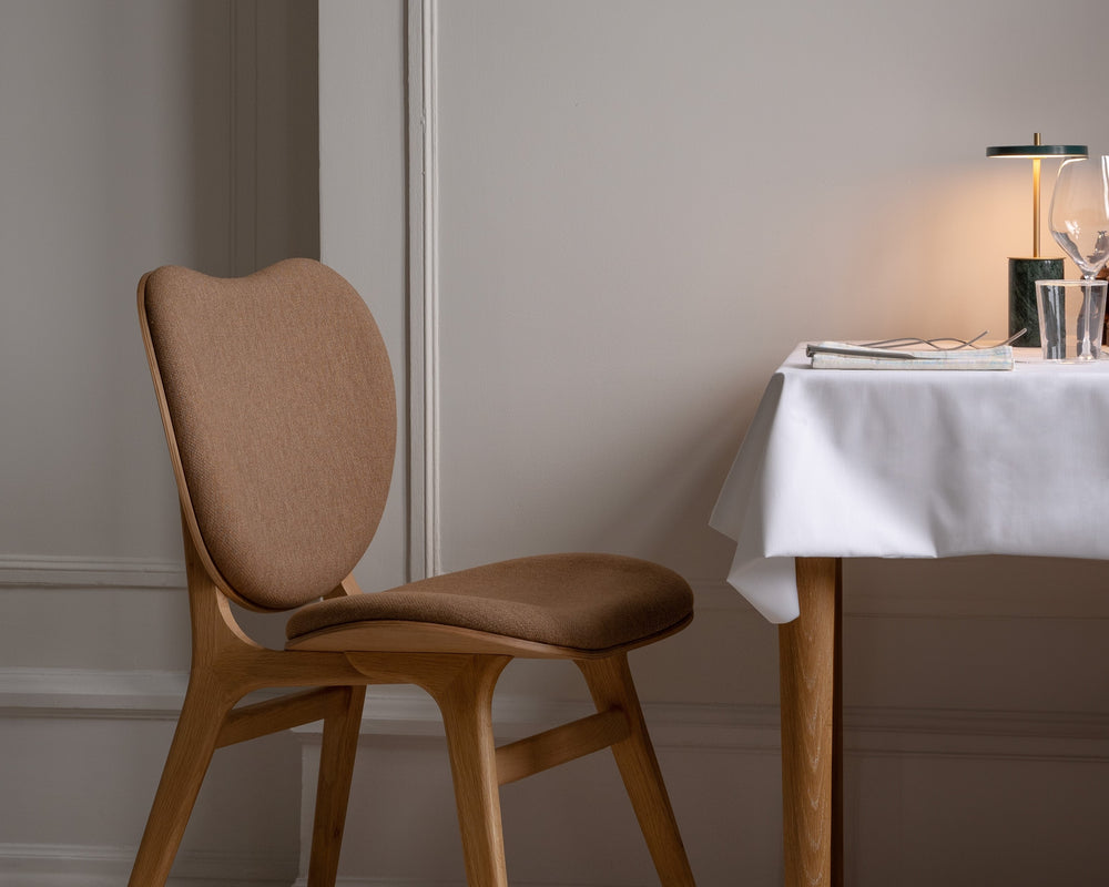【良品】Hommage Dining Chair UMAGE_lifestyle_A_Conversation