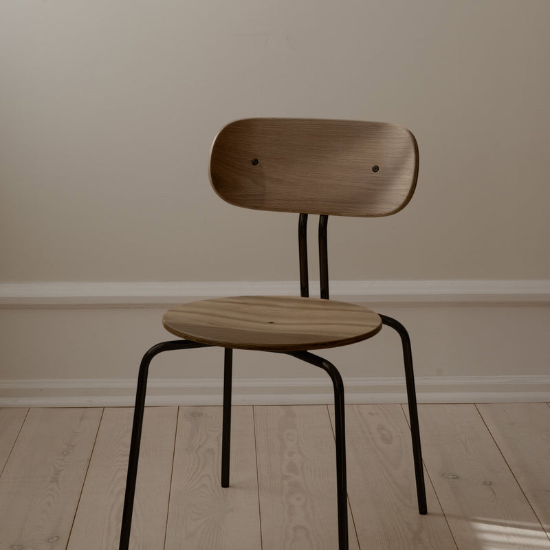 UMAGE_lifestyle_Curious_dining chair_smoked oak_black_(4).jpeg